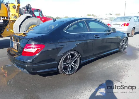 2012 Mercedes-Benz C 250 z USA, uszkodzony, nr VIN WDDGJ4HB7CF883045